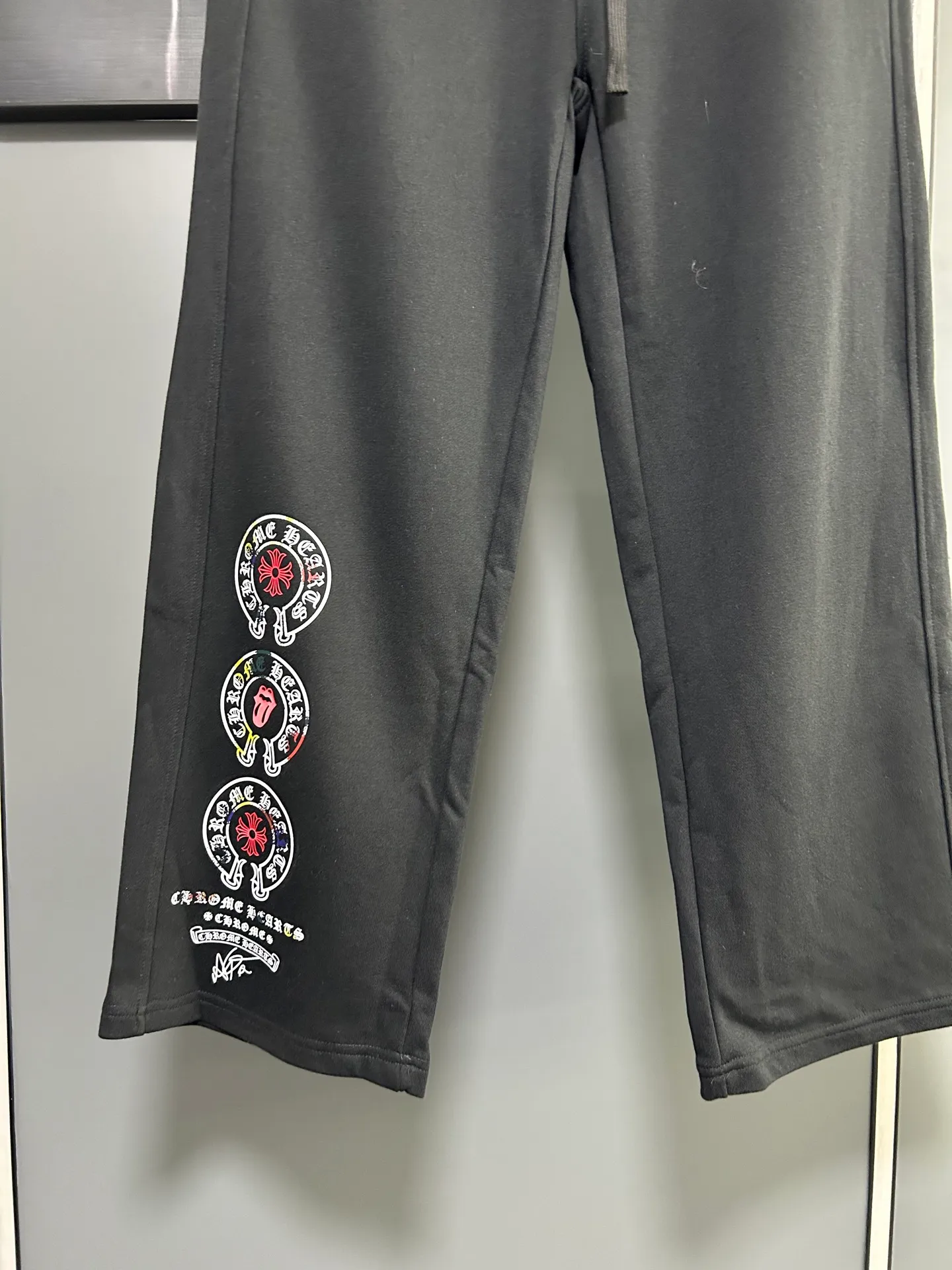 P220 Chrome Hearts 25 new colorful cross-mark loose straight trousers 2025 autumn and winter new embroidered elastic band casual trousers, customized fabrics at the counter. Made of 400g high-version terry fabric, with high breathability and comfort, impeccable details, no pilling and no deformation, brand element design concept, reflecting high quality. It feels delicate and soft! It presents casual tailoring, the same style for men and women, and the upper body shape is awesome! Size: S M L XL Color: Black Gray